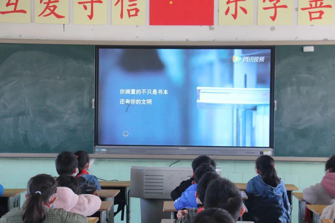 警察战僵尸无敌版